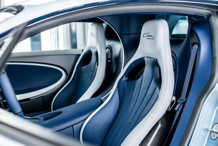  Nội thất của Chiron Profileé được thiết kế theo phong cách sang trọng với ghế Comfort được bọc da màu xanh Deep Blue và xám Gris Rafale. Họa tiết đặc trưng trên mặt lưng ghế được Bugatti trang trọng gọi với biệt danh "Air Parade" (cuộc diễu hành trên không). 