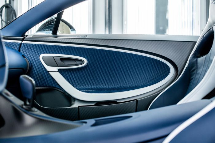  Lần đầu tiên, Bugatti áp dụng chất liệu da dệt thủ công tại các bề mặt tapi cửa, bảng taplo, tựa tay trung tâm, ốp nội thất sau lưng ghế... 