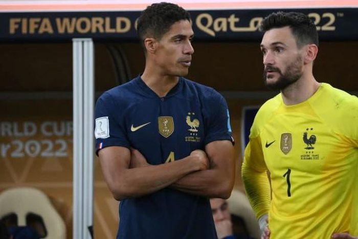 Raphael Varane được cho là sẽ thay thế Hugo Lloris làm đội trưởng tuyển Pháp tuy nhiên khi trung vệ của MU bất ngờ tuyên bố từ giã tuyển Pháp vào hôm qua (2/2)