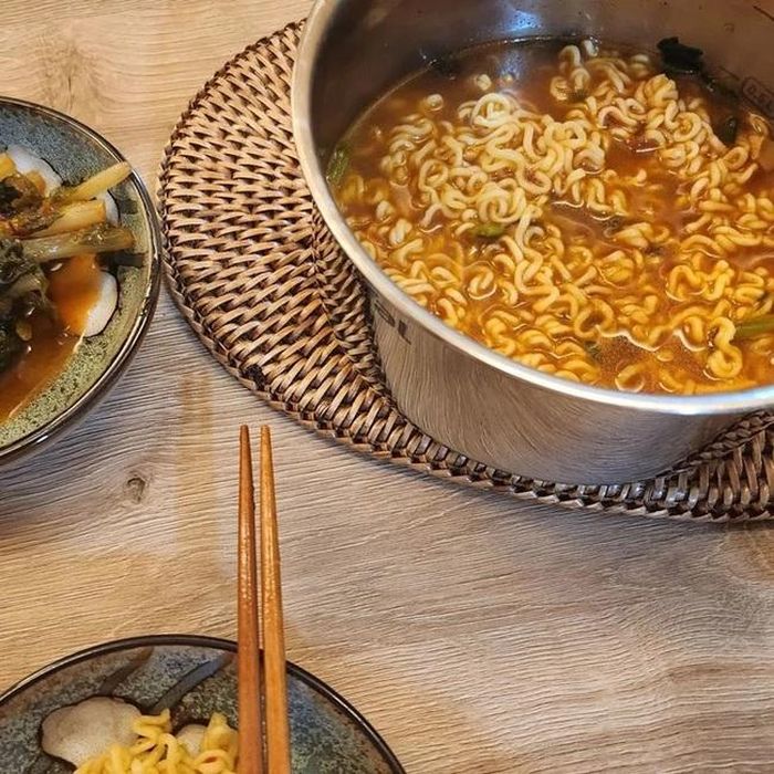 Bức ảnh được đăng lên mạng xã hội gần đây cho thấy Han So Hee vẫn không thể từ bỏ món ăn yêu thích