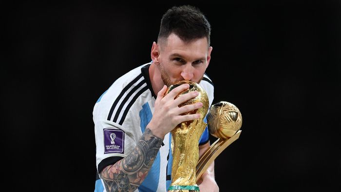 Messi bên chiếc cúp vàng mơ ước (Ảnh: Getty)