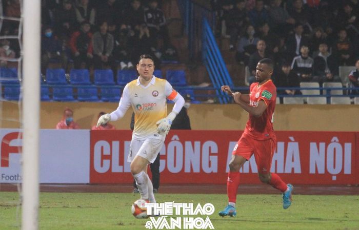 Gustavo của Công An Hà Nội muốn giành lại bóng để sớm thực hiện quả phạt đền (Ảnh: Hiệp Hoàng)