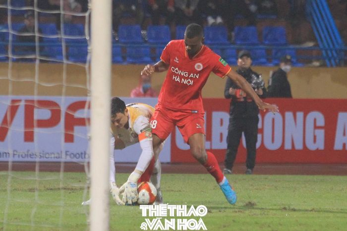 Gustavo dường như đã đá vào tay của Văn Lâm khi nỗ lực lấy bóng (Ảnh: Hiệp Hoàng)