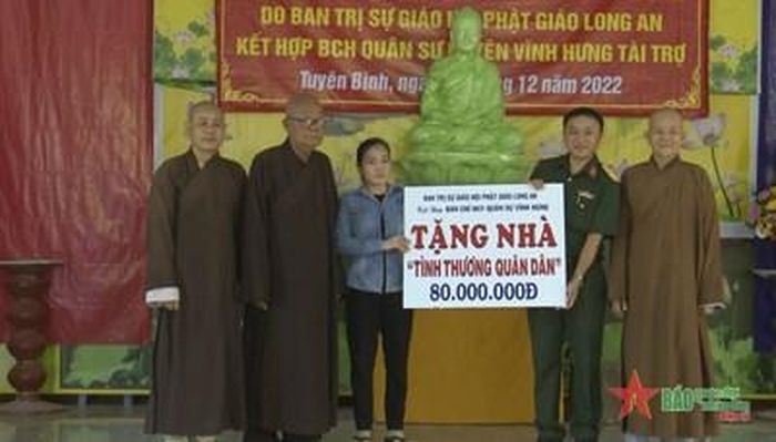 Ban CHQS huyện Vĩnh Hưng và Ban Trị sự Giáo hội Phật giáo Việt Nam tỉnh Long An trao biểu trưng kinh phí xây dựng nhà tình nghĩa quân dân tặng gia đình chị Tô Thị Thu Thường.
