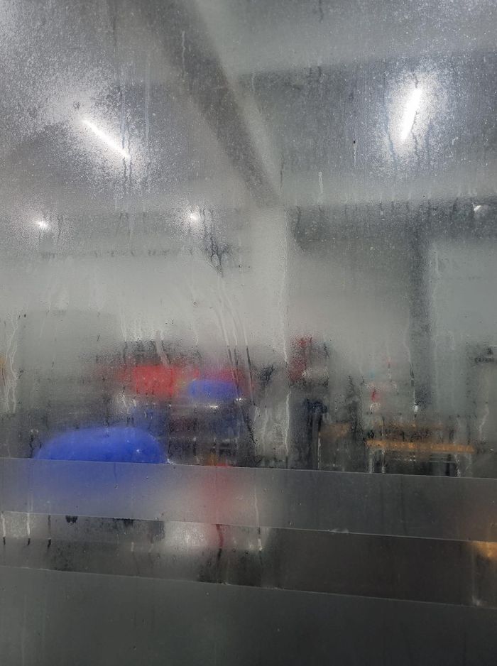 Một số kinh nghiệm để ứng phó với hiện tượng thời tiết nồm ẩm như Luôn đóng kín cửa nhà khi thời tiết nồm ẩm, mưa nhiều. Bật điều hòa không khí ở chế độ hong khô không khí. Lau nền ướt bằng giẻ khô,...Ảnh: Tổng hợp Facebook