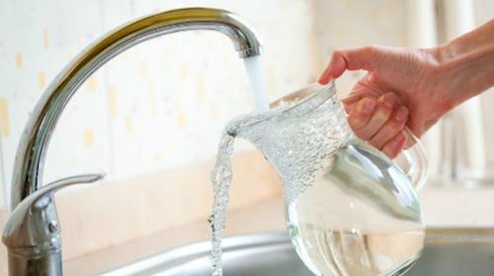 2. Nước máy chưa đun. Nước máy được khử trùng bằng clo và một số hóa chất khác như chloroform, hydrocabon halogen. Uống nước máy chưa đun sôi thời gian dài khiến những chất này có cơ hội thâm nhập cơ thể, tích tụ làm tăng nguy cơ ung thư trực tràng và một số loại ung thư khác. May mắn thay, đun sôi nước máy trên 100°C sẽ khiến các chất có hại bốc hơi, an toàn hơn để uống.