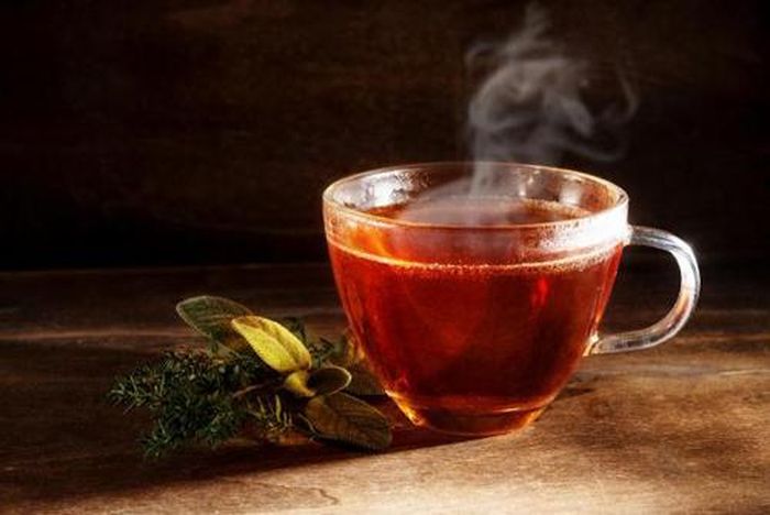 1. Nước quá nóng. Nhiều người thích uống trà nóng, cà phê nóng song thói quen này không tốt cho sức khỏe. Nhiệt độ nước trên 60°C có thể gây tổn thương niêm mạc miệng và thực quản. Uống nước quá nóng thời gian dài sẽ khiến niêm mạc kích ứng, chuyển biến thành tế bào ung thư.