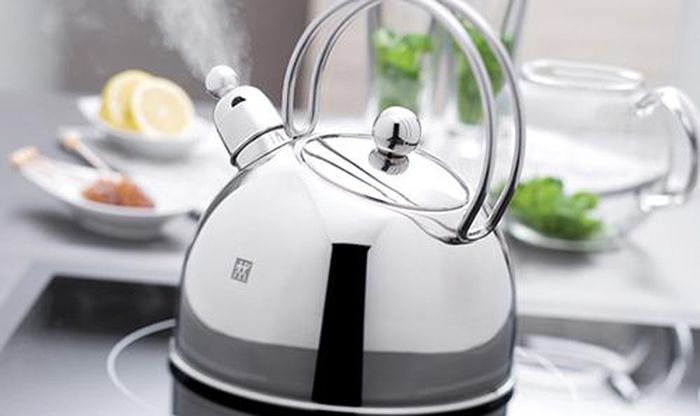 Theo các tiêu chuẩn liên quan đến chất lượng nước ở Trung Quốc, hàm lượng nitrit trong nước uống được giới hạn ở mức ≤1 mg/L. Điều này có nghĩa nước đun sôi nhiều lần cũng khó vượt qua giới hạn an toàn. Có thể nói, hai loại nước trên không “nuôi” tế bào ung thư như nhầm tưởng. Chuyên gia sức khỏe chỉ ra có hai loại nước phổ biến sau mới thực sự “nuôi” mầm ung thư: