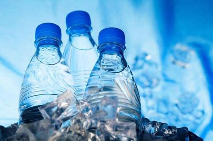 Thực tế, nước đóng chai quá hạn đôi khi còn sạch hơn nước sông. Nước đóng chai đảm bảo sẽ được sản xuất theo hệ thống khép kín. Sau khi đóng nắp lại, nước trong chai không bay hơi hay nhiễm tạp chất bên ngoài. 