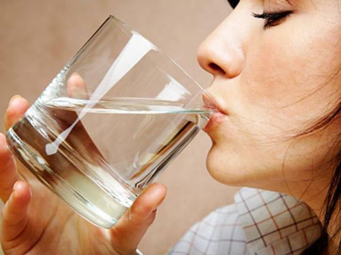 Từng có thời gian, mạng xã hội lan truyền thông tin cho rằng uống nước khoáng quá hạn và nước đun nhiều lần dễ “nuôi” tế bào ung thư. 