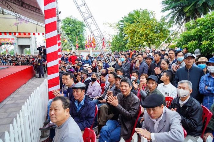  Người dân địa phương và du khách chen chân xem hội đấu vật