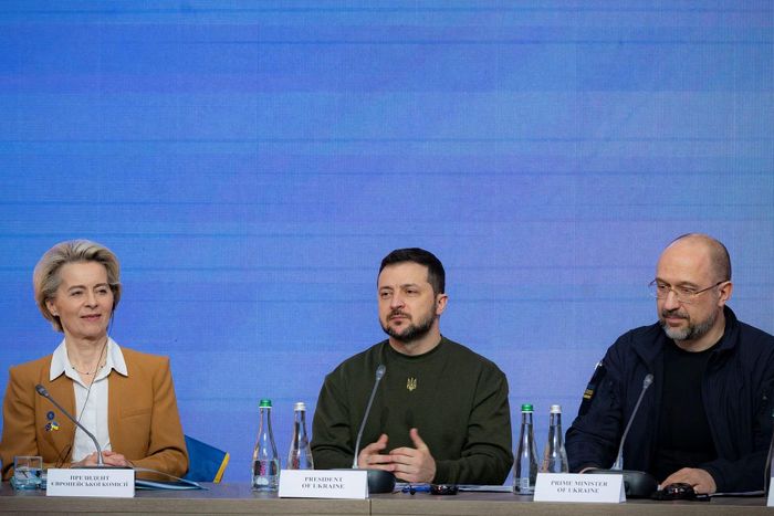 Bà Von der Leyen, ông Zelensky và Thủ tướng Ukraine Denys Shmyhal. Ảnh: Reuters