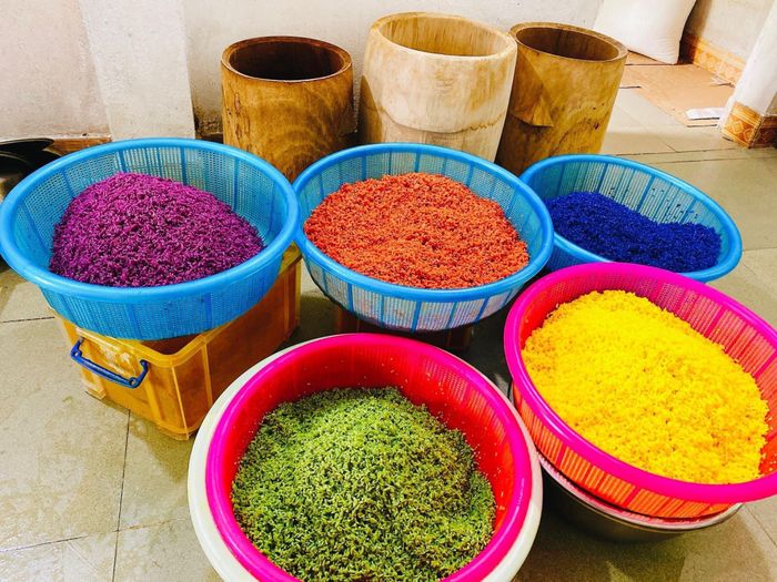 Màu xôi ngũ sắc đều được tạo từ màu tự nhiên của hoa và lá (Ảnh: Thanh Tân Bắc)