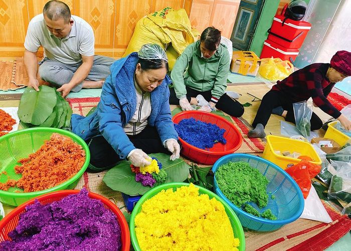 Một ngày chị Thanh bán sỉ và bán lẻ hết khoảng 3 tấn xôi ngũ sắc (Ảnh: NVCC)