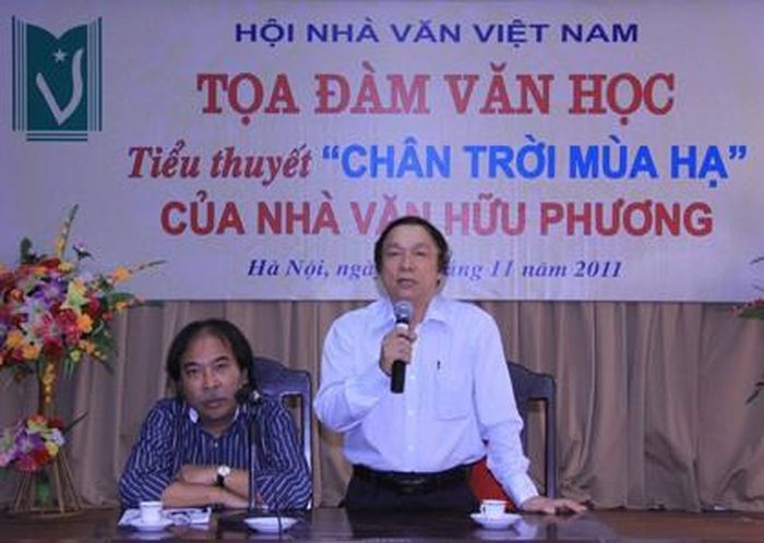 Nhà thơ Nguyễn Quang Thiều (trái) và nhà văn Hữu Phương trong buổi tọa đàm văn học về tiểu thuyết "Chân trời mùa hạ".