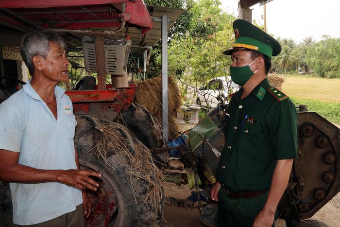 Trung tá Trẩn Thanh Mộng, Đồn trưởng Đồn Biên phòng Phú Mỹ đến thăm, động viên ông Ngô Văn Danh, ngụ ấp Rạch Gỗ, xã Phú Lợi, là gia đình tiêu biểu trong phong trào toàn dân tham gia bảo vệ chủ quyền lãnh thổ, an ninh biên giới quốc gia.