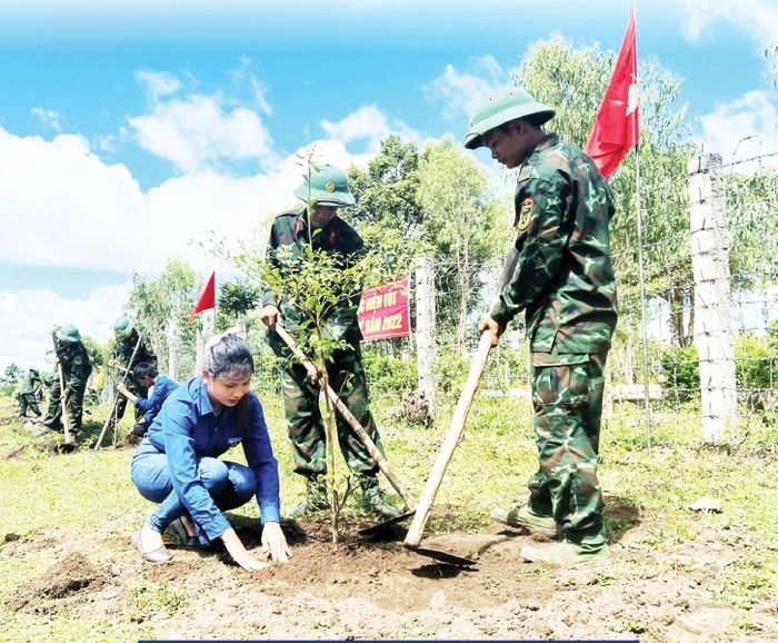 Cán bộ, chiến sĩ cùng đoàn viên thanh niên trồng cây xanh tại Làng Đê Bơ Tưk, xã Đăk Jơ Ta, huyện Mang Yang.