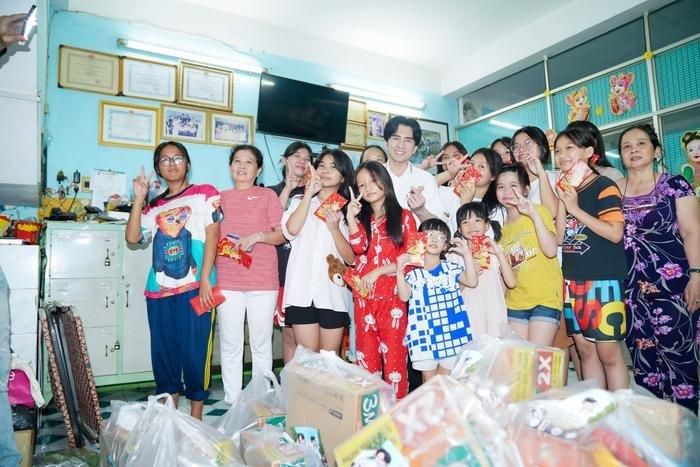 Dù bận rộn nhưng Đan Trường luôn dành thời gian để làm từ thiện