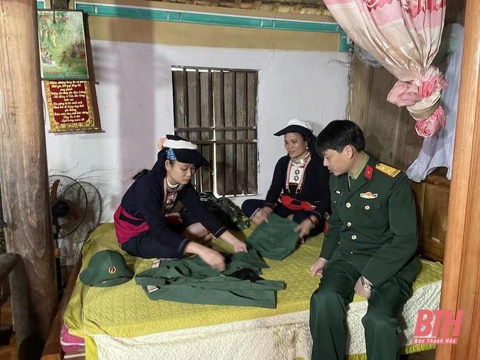 Bố mẹ Bàn Thị Thanh Bình chuẩn bị quân tư trang cho con trước ngày lên đường nhập ngũ.