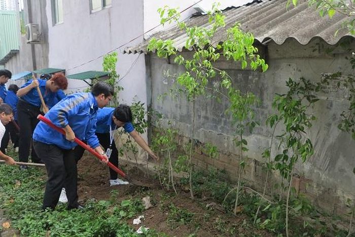 Trồng cây tại khu vực tòa nhà Viện Nuôi trồng và khai thác thủy sản. 