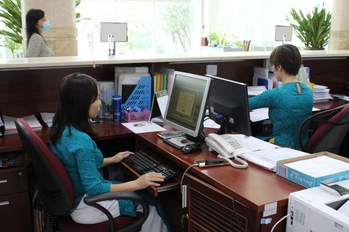 Công chức KBNN tỉnh Bà Rịa - Vũng Tàu đang thực hiện kiểm soát các thủ tục thanh toán vốn. Ảnh: Thùy Linh