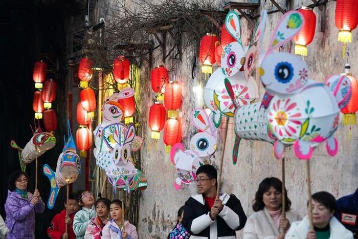 Du khách tham gia lễ diễu hành Đèn lồng tại tỉnh An Huy, Trung Quốc
