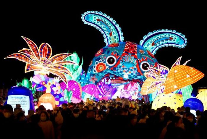 Đèn lồng trang trí chào đón Năm mới tại Tây An, Trung Quốc