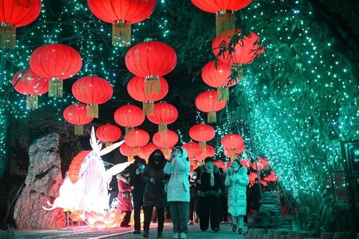 Đèn lồng trang trí chào đón Năm mới tại Thiên Tân, Trung Quốc