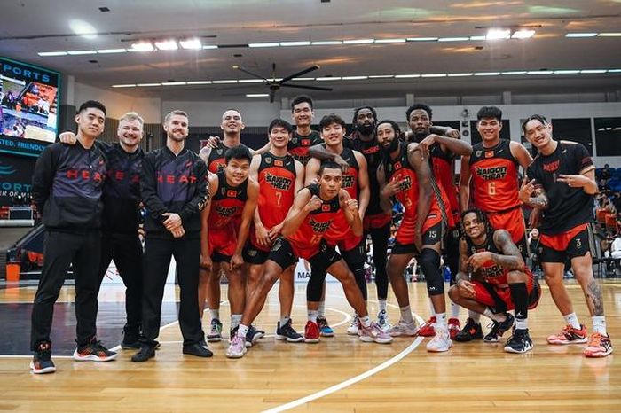 Sau ngày thi đấu đầu tiên của chặng 3, Saigon Heat đang tạm đứng ở vị trí số 1 trên BXH ABL 2023 với thành tích 7 thắng 2 thua. Đoàn quân của HLV Matt Van Pelt cần có thêm ít nhất 1 chiến thắng để bảo toàn vị trí trong nhóm Playoffs trước khi bước sang chặng 4 diễn ra tại Việt Nam