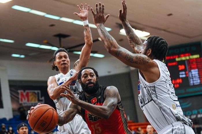 Ở trận đấu tái ngộ, Bangkok Tigers với sự thay đổi ở các vị trí ngoại binh cũng như HLV trưởng đã mang tới những sức ép khó khăn cho Saigon Heat giai đoạn đầu trận