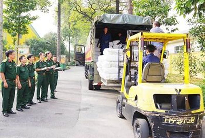 Chỉ huy Lữ đoàn 972 kiểm tra công tác tiếp nhận hàng hóa trước khi cơ động.