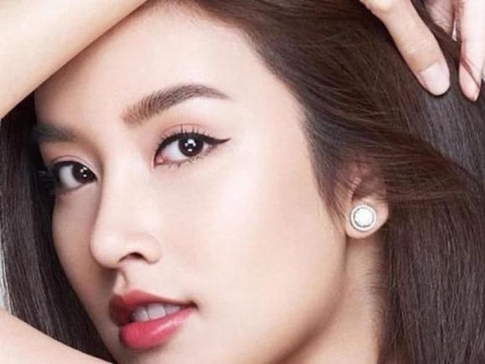 Lông mày chữ V. Những người sở hữu dáng chân mày này thường là những người được sinh ra trong một gia đình khá giả, có điều kiện về kinh tế. Ngoài ra những người này thông thường là những người sở hữu một cái đầu lạnh. Có thể kiểm soát hành động và cảm xúc của bản thân một cách tốt nhất.