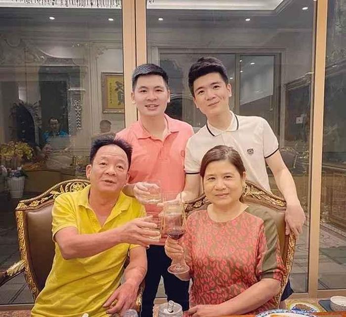 Sau khi tốt nghiệp, Quang Vinh về làm việc tại ngân hàng của gia đình, vị trí chuyên viên kiểm toán. Sau đó, vị thiếu gia này tiếp tục sang Anh, lấy bằng thạc sĩ liên quan chuyên ngành và làm việc tại một ngân hàng lớn ở nước ngoài.