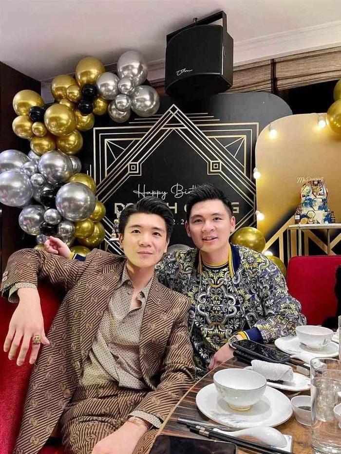 Không được ở cạnh em trai nhân ngày đặc biệt, mới đây con trai cả bầu Hiển là Đỗ Quang Vinh đã có bài đăng chú ý trên Facebook.