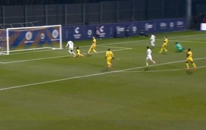 Pau FC (áo vàng) nhận trận thua 0-2 ở vòng 22 giải hạng 2 nước Pháp rạng sáng 4/2.
