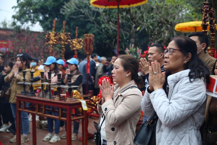 Người dân bày tỏ sự vui mừng, háo hức sau ba năm lễ hội tạm dừng tổ chức. Bà Trần Thị Luận (huyện Phú Xuyên, TP. Hà Nội) cho biết khi chưa có dịch COVID-19, năm nào bà cũng về đền Trần vào dịp rằm tháng Giêng, chiều 14 bà làm lễ và đợi đến giờ khai ấn. Sau 3 năm dừng khai ấn do dịch bệnh, năm nay lễ hội được mở lại bà háo hức cùng các con cháu đi lễ Khai ấn đền Trần, cầu cho bản thân và gia đình bình an, cầu cho quốc thái dân an, bách gia trăm họ mạnh khỏe. “Năm nay đến với đền Trần tôi cảm nhận được khung cảnh tươi mới. Khuôn viên đền được xây dựng, chỉnh trang rất đẹp. Đặc biệt, an ninh trật tự được ban tổ chức làm rất tốt, không có cảnh chen lấn, chèo kéo khách mua lễ, không còn cảnh trộm cắp”. Ảnh: TRỌNG TÀI.