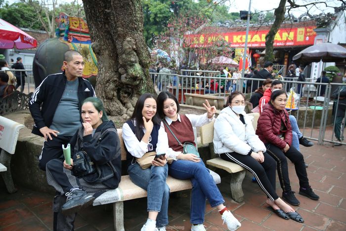 Người dân nô nức trở lại đền Trần sau ba năm tạm dừng khai ấn. Ảnh: TRỌNG TÀI.