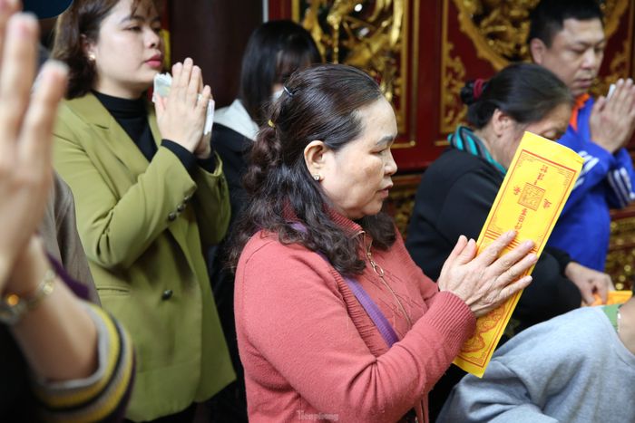Nhiều người dân đến đền Trần xin ấn không phải mong "thăng quan tiến chức". Ảnh: TRỌNG TÀI.