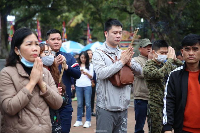 Lễ khai ấn đền Trần rơi vào cuối tuần nên càng về cuối ngày, lượng khách về hành lễ càng đông. Ảnh: TRỌNG TÀI.