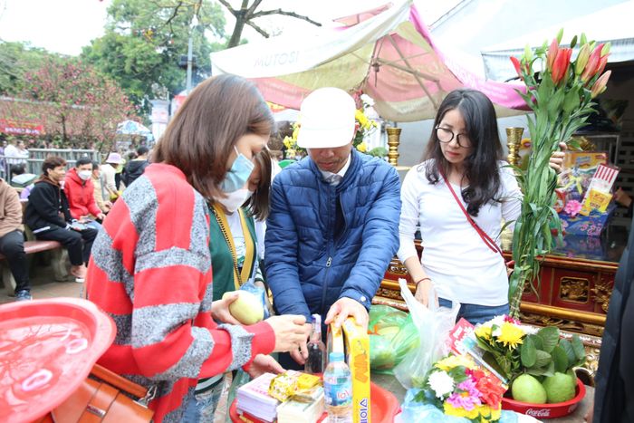 Du khách thành tâm dâng lễ với mong muốn một năm an lành, mạnh khỏe, hạnh phúc cho gia đình. Ảnh: TRỌNG TÀI.