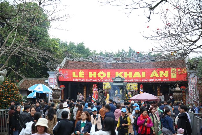 Sân đền đông kín người từ sớm 14 tháng Giêng. Nhiều du khách đi lễ sớm rồi tiếp tục chờ tới giờ khai ấn. Ảnh: TRỌNG TÀI.