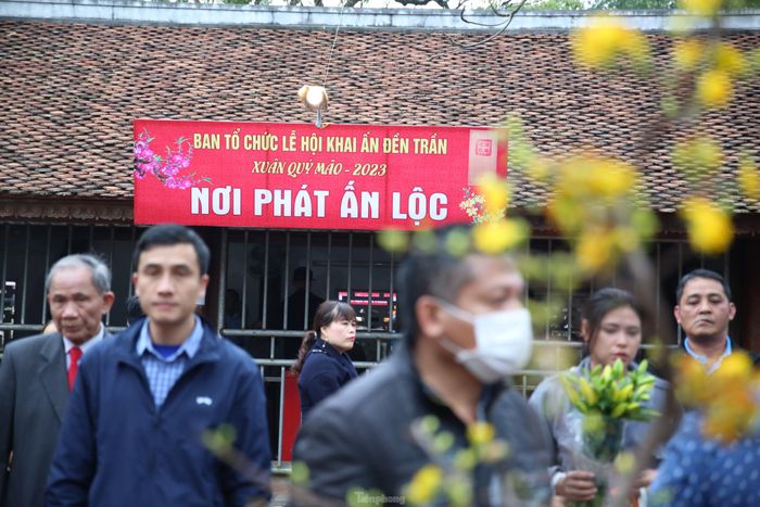 Hàng rào được dựng lên ở khu vực phát ấn lộc. Ảnh: TRỌNG TÀI.