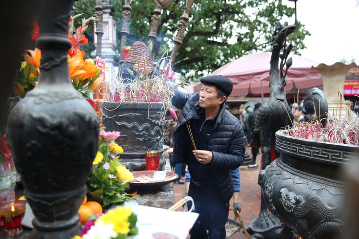 Chung tâm trạng phấn khởi như bà Luận, ông Phạm Văn Thắng, quê Thái Thụy, Thái Bình chia sẻ với Tiền Phong rằng năm nay dịch bệnh đã qua, nên phấn khởi du xuân, ghé dự lễ Khai ấn đền Trần. “Năm nay, dịch bệnh không còn, đời sống kinh tế gia đình cải thiện chúng tôi tổ chức đoàn 28 người đi du xuân, dự lễ khai ấn đền Trần. Đến đền Trần chúng tôi cầu mong cho một năm gia đình có nhiều sức khỏe, an vui, mỗi người có nhiều năng lượng lao động, sản xuất, phát triển kinh tế gia đình, đóng góp xây dựng xã hội ngày một phát triển". Ảnh: TRỌNG TÀI.