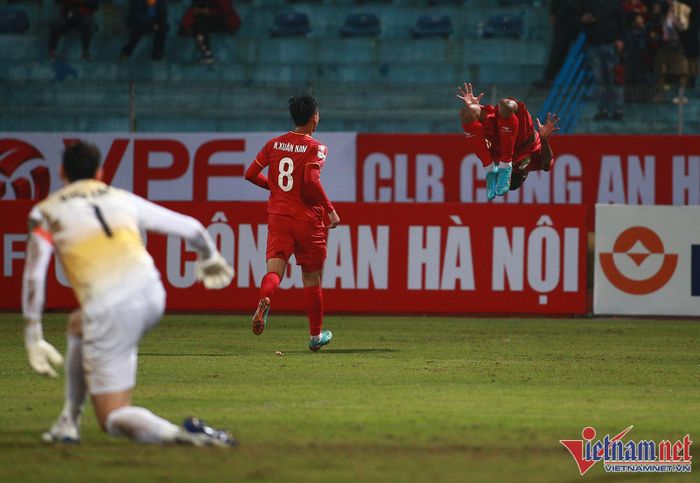 Văn Lâm sớm phải nhận bàn thua ở hiệp 1.
