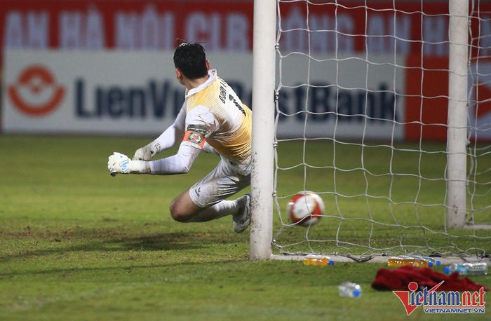 Trên chấm 11, tân binh Jesus Silva Jhon Cley đánh lừa thủ thành Văn Lâm nâng tỷ số lên 2-0.