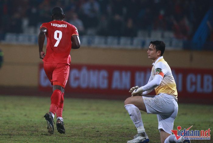 Về phía đội khách, Văn Lâm liên tiếp phải nhận bàn thua khi các ngoại binh của Công An Hà Nội tỏa sáng.