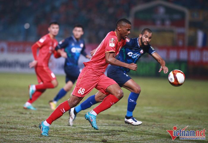 Trên sân nhà, Công An Hà Nội chiếm hoàn toàn thế trận và tạo ra nhiều cơ hội.