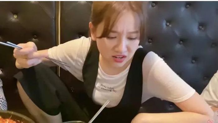 Dáng ngồi thoải mái của Hari ngồi ăn cùng bạn bè.