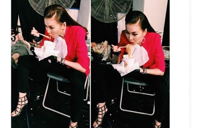 Thanh Hằng có dáng ngồi "bá đạo" khi ăn trong hậu trường.