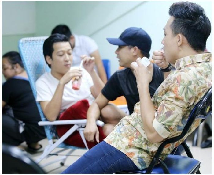 Vừa ăn, Trấn Thành vừa ngồi dài cực thoải mái giữa các đồng nghiệp.